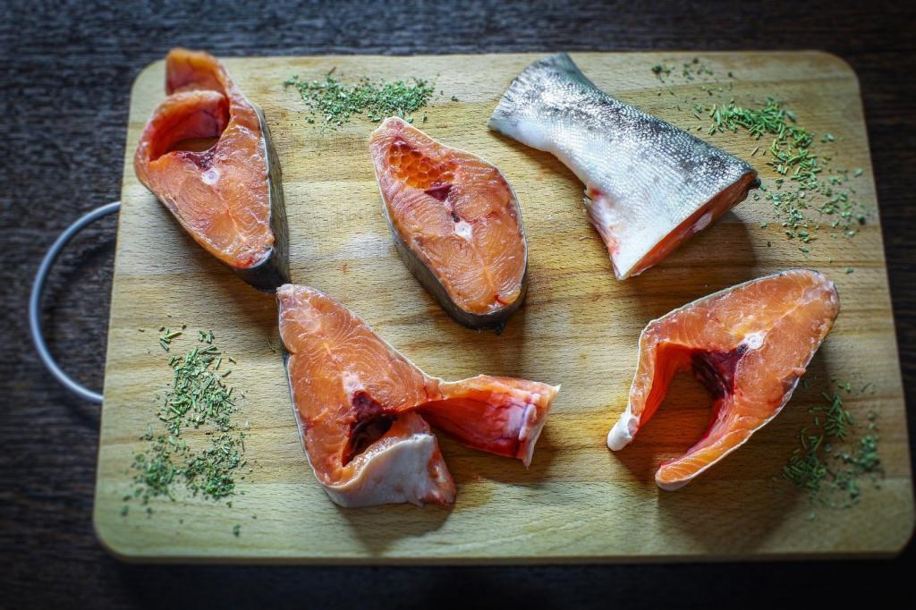 Отказ от блюд из красной сырой рыбы поможет избежать отравлений, фото