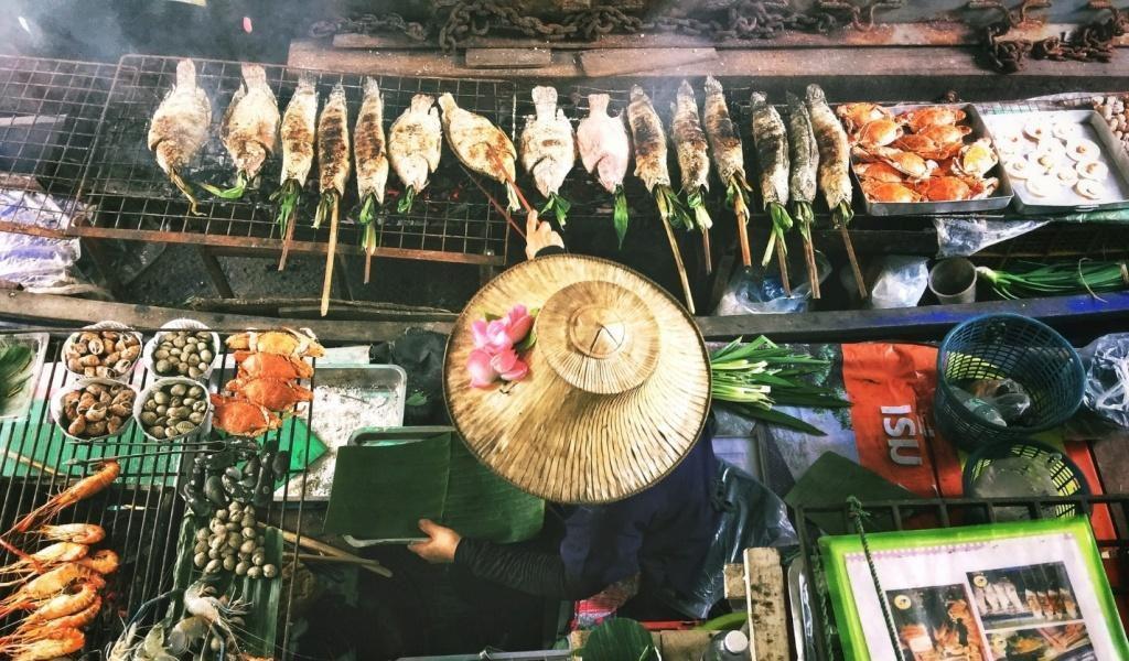 Для профилактики диареи путешественников следует отказаться от покупки продуктов на уличных рынках, фото